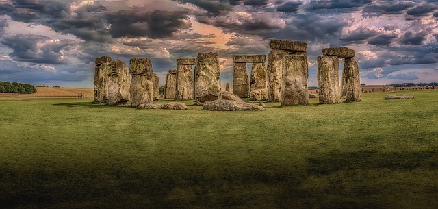 stonehenge-1590047_640.jpg